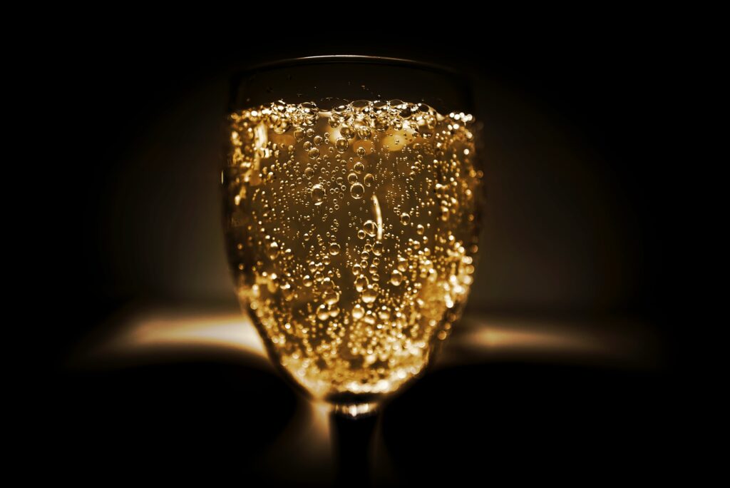 Champagner perlt im Glas